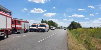 Două persoane rănite în urma impactului dintre tir și autoturism, pe E85