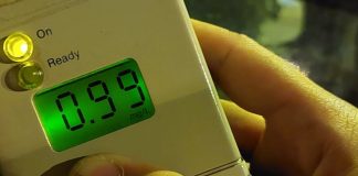 Deși a fost prins beat la volan și cu permisul reținut, un focșănean a continuat să circule cu mașina/ El a fost reținut pentru 24 de ore