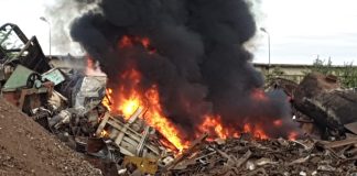 ULTIMA ORĂ Ard cauciucuri la un depozit de colectare a deșeurilor din Focșani