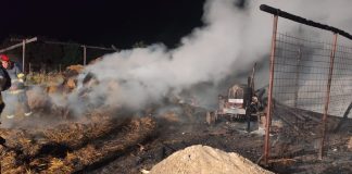Foc pus intenționat la o anexă gospodărească din Râmniceni/ Au ars mai multe bunuri, printre care și un tractor