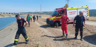 VIDEO Tragedie în Bacău: o mașină a căzut în lacul Berești / Două persoane și-au pierdut viața, printre care și un copil