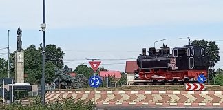 FOTO O locomotivă de epocă, amplasată în cel mai mare sens giratoriu din Adjud