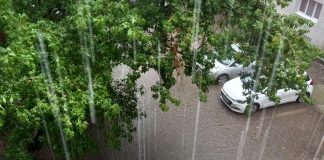 Avertizările de ploi și vânt, prelungite până mâine