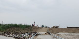 ULTIMA ORĂ VIDEO Deșeurile blochează scurgerea apei la podul provizoriu de la Vadu Roșca