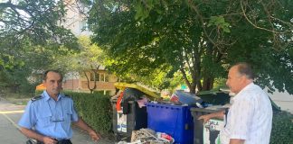 Deșeuri din construcții depozitate în recipientii destinati colectării selective. Poliția locală îi caută pe responsabili