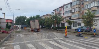 FOTO Tiruri cu marfă, ”eșuate” de aseară în gropile de pe Strada 1 Decembrie din Focșani