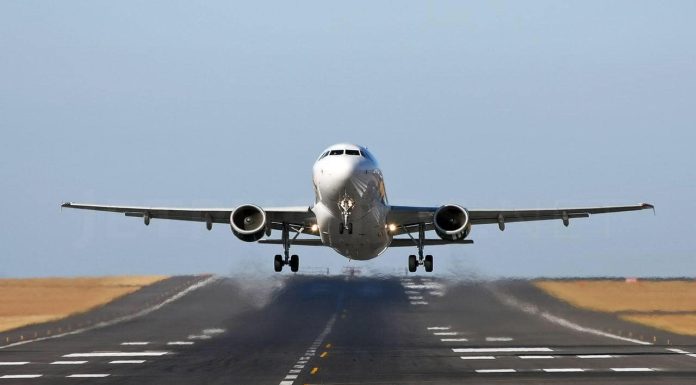 Propuneri PE în favoarea pasagerilor din avioane: Despăgubiri obținute mai simplu în caz de amânare a zborului, copiilor li se atribuie locuri fără costuri suplimentare, prețul biletului va include un bagaj de mână
