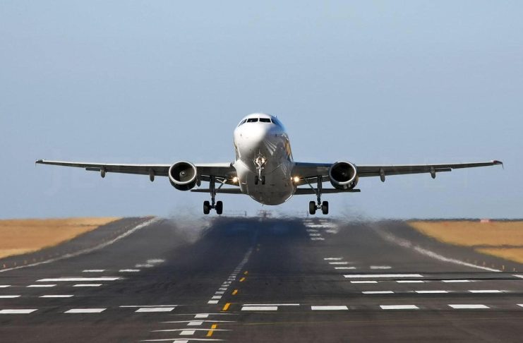 Propuneri PE în favoarea pasagerilor din avioane: Despăgubiri obținute mai simplu în caz de amânare a zborului, copiilor li se atribuie locuri fără costuri suplimentare, prețul biletului va include un bagaj de mână