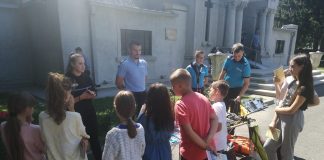 Jandarmii și polițiștii, alături de copii, în cadrul campaniei de informare și prevenire ”Vacanța în siguranță”