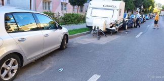 Patru mașini și o rulotă, avariate într-o parcare din Focșani