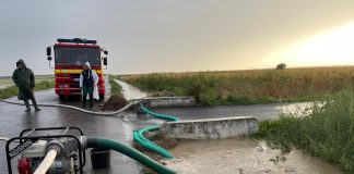 VIDEO-FOTO Gospodării inundate în urma ploii din această seară