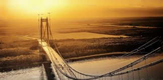 VIDEO Imagini nocturne spectaculoase cu podul suspendat de la Brăila