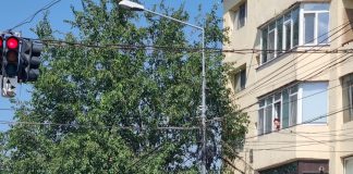 Impact frontal între două autoturisme pe strada Cuza Vodă din Focșani