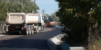 FOTO Se lucrează la asfaltarea drumului județean care traversează comuna Vulturu