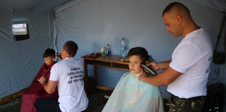 Copiii sunt așteptați la ”frizeria” din curtea Bisericii Militare din Focșani, înainte de începerea anului școlar