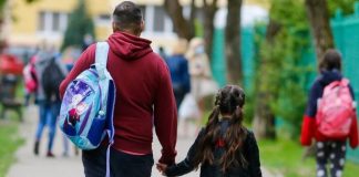 Părinții și bunicii pot fi alături de copii, în clase, în prima zi de școală