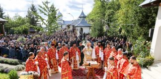 FOTO Slujbă de hram la Mănăstirea Brazi