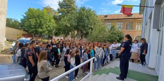 FOTO Polițiștii Biroului Siguranță Școlară, în mijlocul școlarilor cu sfaturi utile