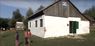 CADO reclamă la CNCD o școală din județul Suceava și Inspectoratul Școlar Județean Suceava pentru segregare școlară, pe criteriul etnic, a 44 de elevi de etnie romă care învață într-o sală de sport