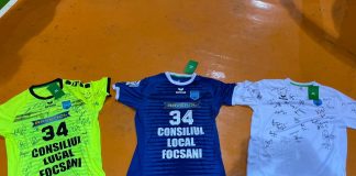 Trei suporteri norocoși s-au ales cu câte un tricou al echipei de handbal CSM Focșani 2007