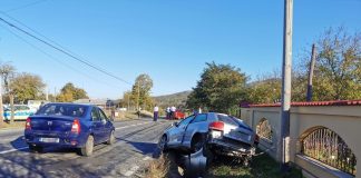 Coliziune între două mașini la intrarea în Vidra dinspre Valea Sării