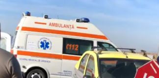 VIDEO Ciocnire între două mașini la Homocea/ O șoferiță a fost preluată de ambulanță