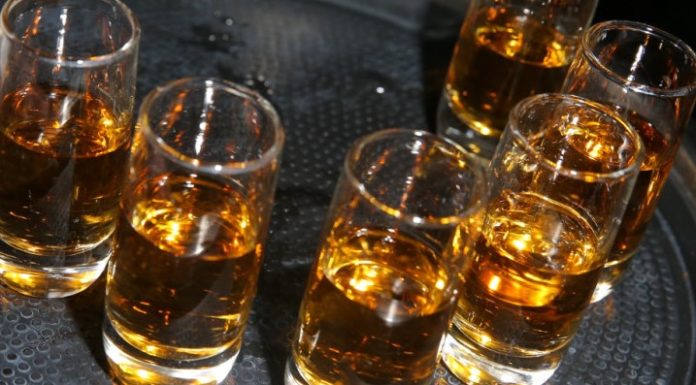 Un vrâncean beat criță a intrat cu mașina într-un autoturism parcat, în Slănic Moldova