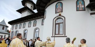FOTO Slujbă de sfințire la biserica din Podu Nărujei, după finalizarea lucrărilor de renovare