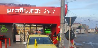Un bărbat a intrat cu mașina într-un stâlp și a murit