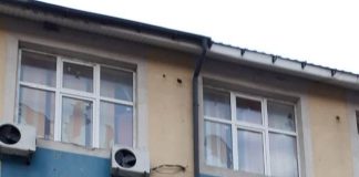 FOTO Geamurile școlii din Slobozia Bradului, doborâte cu pietre de copii