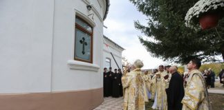 FOTO Slujbă de sfințire la biserica din Faraoanele, după finalizarea lucrărilor de renovare