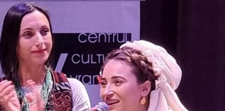 O tânără din Olt, câștigătoarea Trofeului Concursului ”Cântece de Viță Veche”