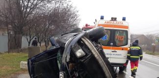 O mașină din Vrancea s-a răsturnat pe E85