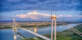 Construcția podului suspendat peste Dunăre riscă să devină o telenovelă, cu acuzații reciproce între CNAIR și firma italiană și cu mai multe acțiuni în instanță