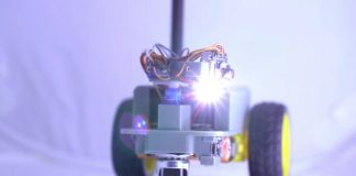 VIDEO Robot ce poate fi manevrat cu telefonul mobil, creat de un licean din Adjud