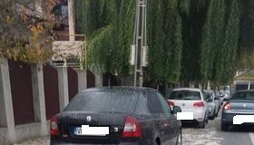 FOTO Stradă din Focșani, acoperită de fulgi de găină