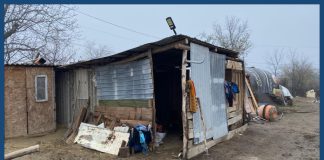 FOTO ”Când oamenii mai cred în minuni, Dumnezeu lucrează” / O familie s-a mutat în casă nouă, după un incendiu devastator, cu ajutorul polițiștilor, al Crucii Roșii și al oamenilor de bine