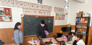 Daruri pentru elevii de la trei școli vrâncene, oferite de Parohia „Sfântul Gheorghe”-Armeni din Focșani