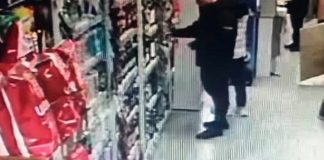 VIDEO Tineri filmați când ”operau” într-un magazin din Gugești