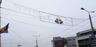 FOTO Feerie de lumini la miezul zilei: lămpile și instalațiile de sărbători din Focșani au rămas aprinse și ziua