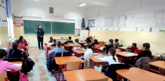 Polițiștii vrânceni, în mijlocul elevilor din Slobozia Bradului și de la Centrul ”Elena Doamna”