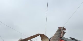 Circulația trenurilor este deviată din cauza ciocnirii dintre cele două garnituri de marfă