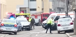 ULTIMA ORĂ Coliziune între două mașini în zona centrală a Focșaniului / O persoană este încarcerată