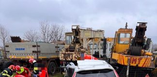 A ieșit cu mașina în decor și s-a oprit într-un utilaj