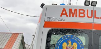 Un tânăr a intrat cu mașina în gard și a murit