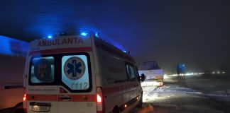 Ambulanță blocată din cauza unui camion derapat