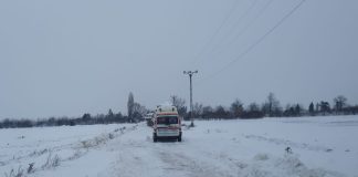 ULTIMA ORĂ 38 de localități vrâncene fără electricitate. O ambulanță este înzăpezită