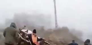 Scenă din evul mediu, la Tîrîtu: mortul dus la cimitir, cu căruța, prin noroi