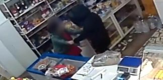 VIDEO Șocant! Vânzătoare dintr-un magazin, amenințată cu un cuțit / Agresorul a fost arestat preventiv