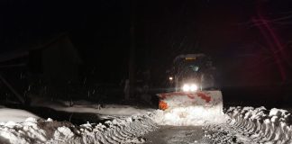 Pompierii, voluntarii locali și drumarii au lucrat și azi noapte: au scos din nămeți 17 autoturisme